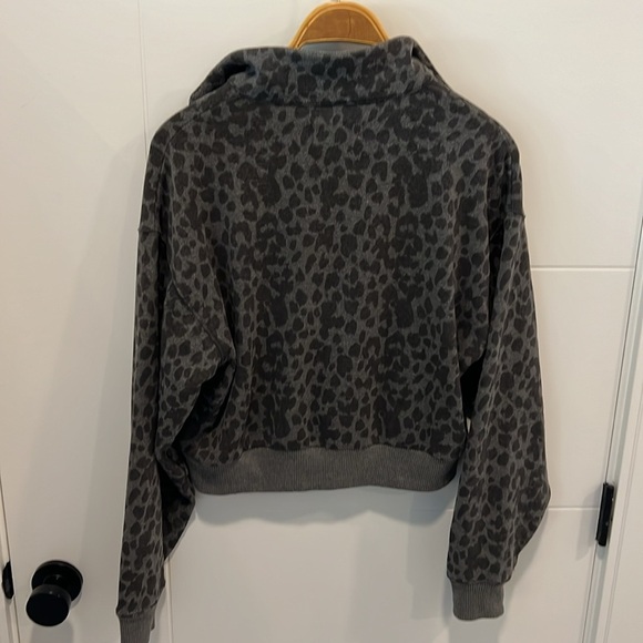 Victoria’s Secret 1/4 zip crop sweater size medium - Picture 8 of 8